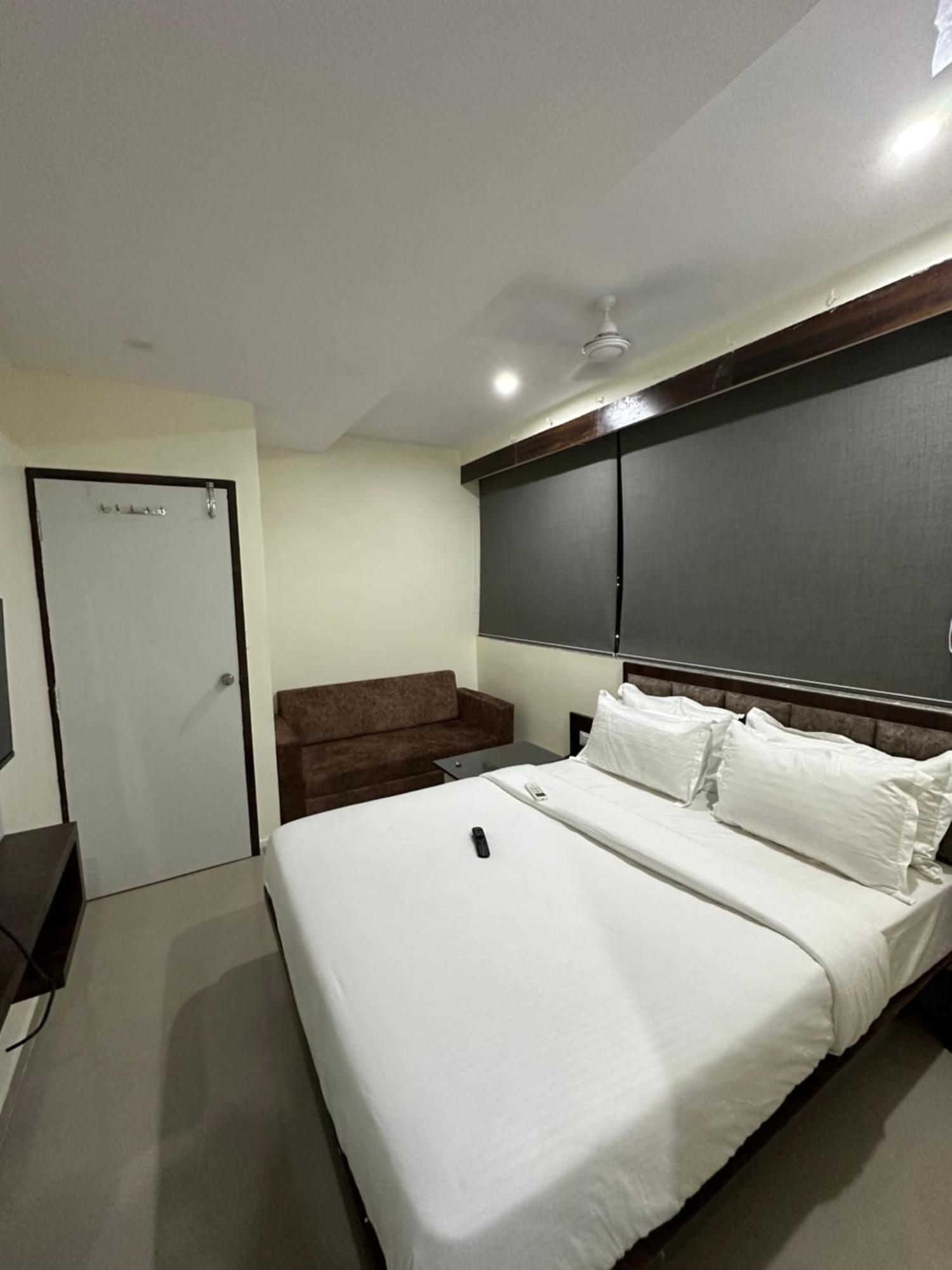 Hotel Golden View Vadodara Kültér fotó