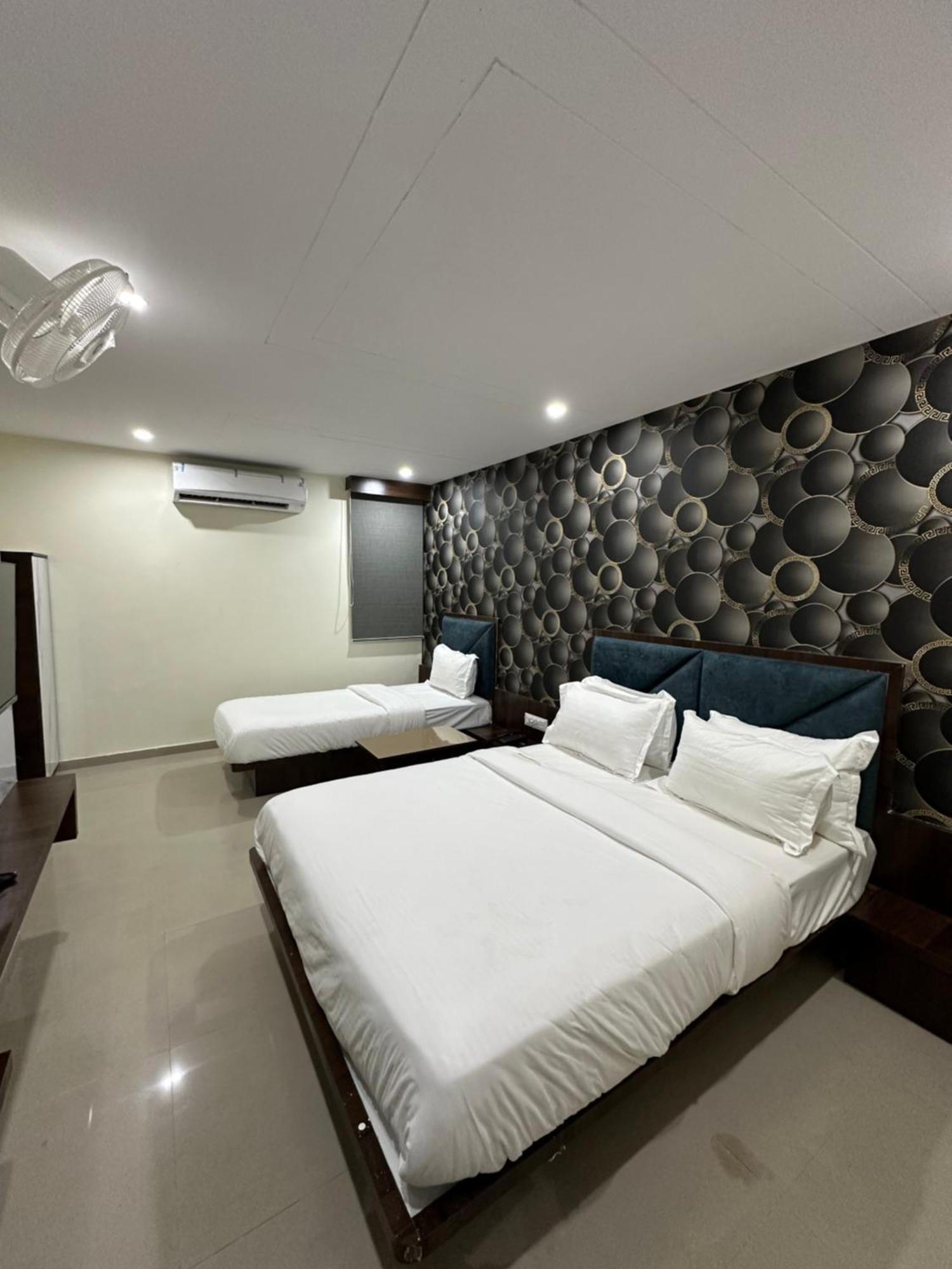 Hotel Golden View Vadodara Kültér fotó